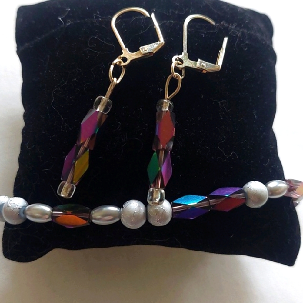 Boho Chic Handmade Stretch Bracelet and Earrings Iridescent Set - Picture 4 of 11